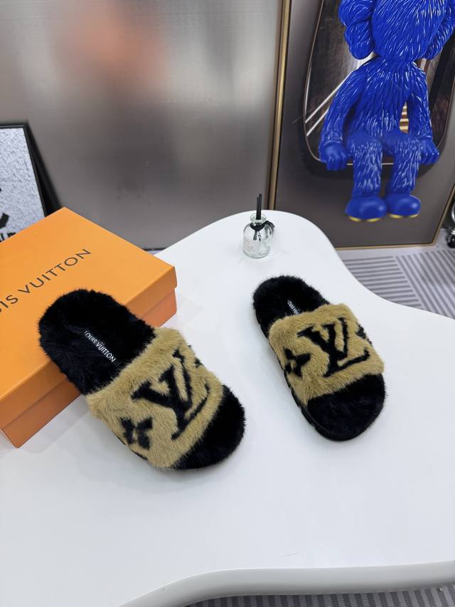 出厂价: Louis Vuitton 2024新款羊毛拖鞋细柔软羊毛 頂级品质纯皮毛一体直毛打造！超温暖的感觉，穿上仿佛踩在云朵上lv经典老花装饰，精致高级！让