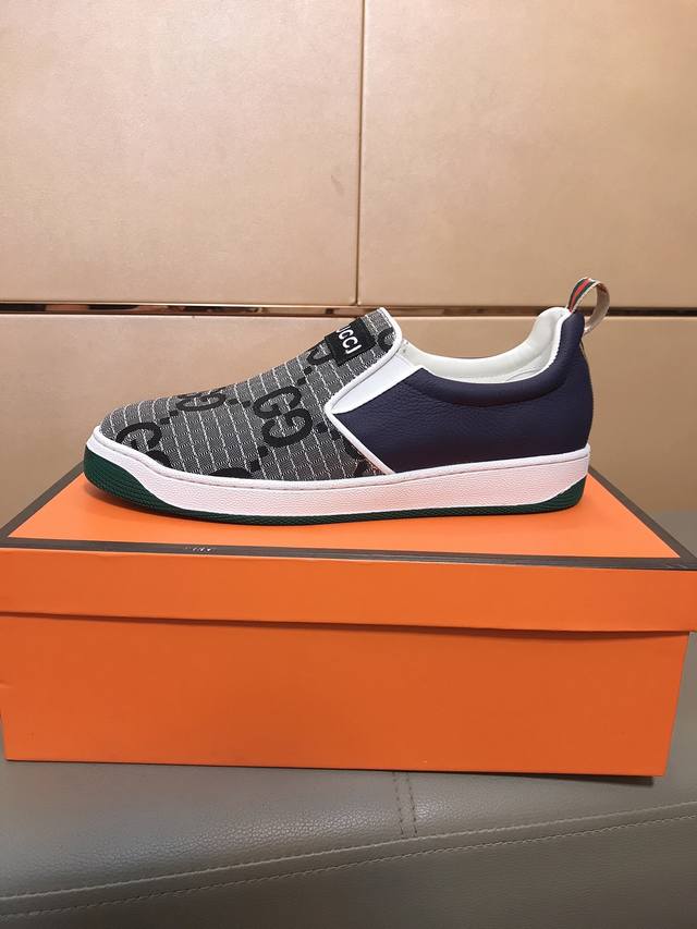 出厂价 古奇gucci 最新款休闲时尚男鞋，爆款版型简洁大气，潮男专属，鞋面选用牛皮+品牌印花面料，内里采用羊皮内里柔软舒适，黑白双色可选，38-44