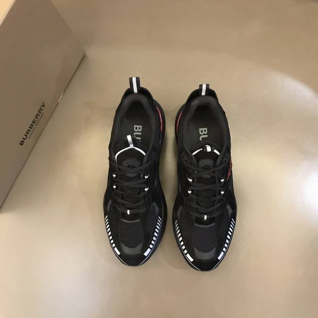 b家男士增高运动鞋！高端品质，鞋面选用原版格纹帆布，整体低调又不失时尚，时装秀灵感运动鞋，装饰品牌典藏 Vintage 复古格纹，搭配厚底设计，点缀焕新的品牌徽