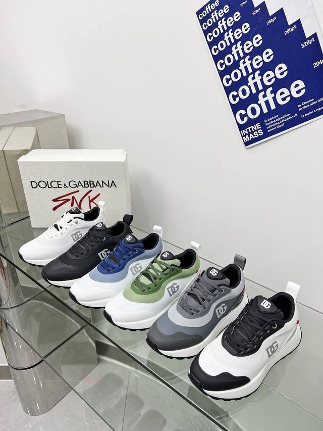 工厂价： 高端版本高质量原单品质 D0Lce & Gabbana 今年的主打款式 没有之一 超火超帅气的休闲鞋此款传承了d家一贯有点浮夸而不失时尚的风格 精湛的