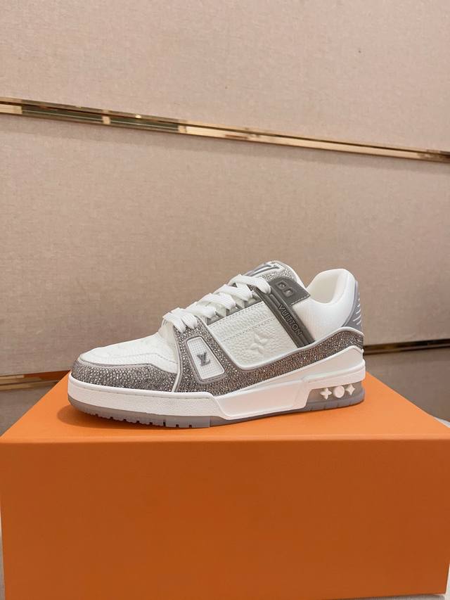 工厂价： L 奢品 Trainer情侣款运动鞋 限量烫钻版出货，进口捷克钻镶嵌鞋面闪烁耀目光芒，需七小时匠心制作方可成就经典。实物真的超闪，以男装艺术总监vir