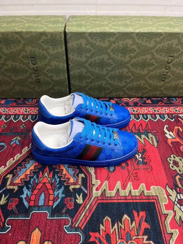 gucci古驰最新ace系列pro版小白鞋 原版购入开发 Ace系列运动鞋延续品牌叙事，匠心成就主打单品。 面料: 原版进口柔软牛皮 内里：原版定制柔软羊皮 鞋