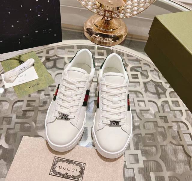 gucci古驰最新ace系列pro版小白鞋 原版购入开发 Ace系列运动鞋延续品牌叙事，匠心成就主打单品。 面料: 原版进口柔软牛皮 内里：原版定制柔软羊皮 鞋