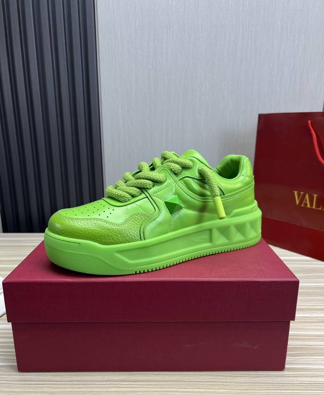 工厂价 华伦天奴 Valentino 原版1:1复刻 情侣爆款众多明星同款 专柜同步常年有货，颜色不断更新中 进口牛皮冲孔牛皮内里 休闲时尚运动鞋 做工精致 原