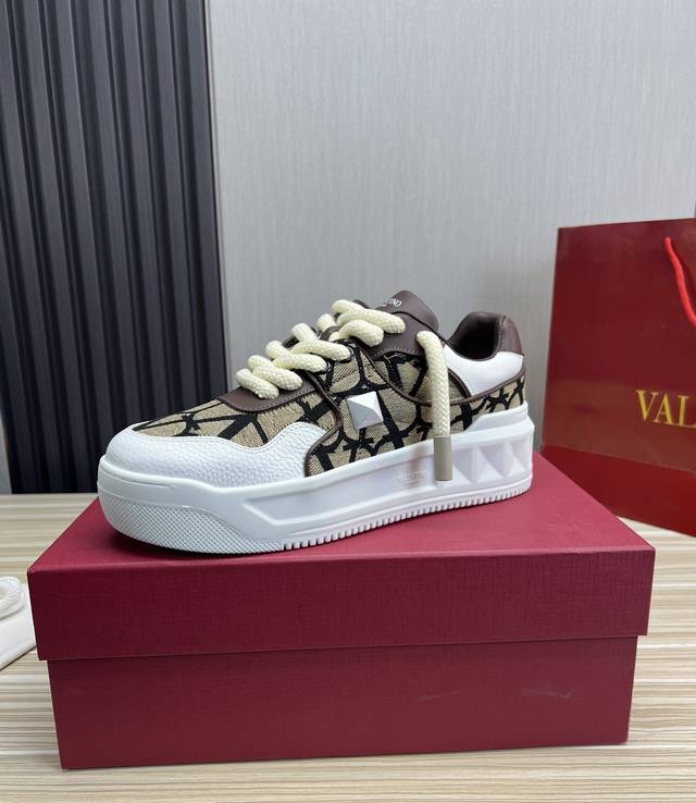 工厂价 华伦天奴 Valentino 原版1:1复刻 情侣爆款众多明星同款 专柜同步常年有货，颜色不断更新中 进口牛皮冲孔牛皮内里 休闲时尚运动鞋 做工精致 原