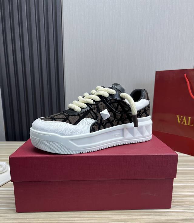 工厂价 华伦天奴 Valentino 原版1:1复刻 情侣爆款众多明星同款 专柜同步常年有货，颜色不断更新中 进口牛皮冲孔牛皮内里 休闲时尚运动鞋 做工精致 原