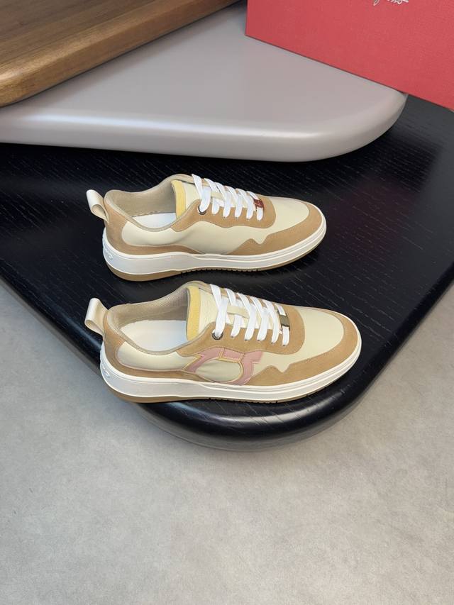 ferragamo 菲拉格慕 -高端品质 原单 -鞋面：纳帕小牛皮、反绒牛皮、鞋身车缝品牌图腾、品牌金属扣件 -内里：品牌帆布，垫脚；水染牛皮 -大底：超轻tp