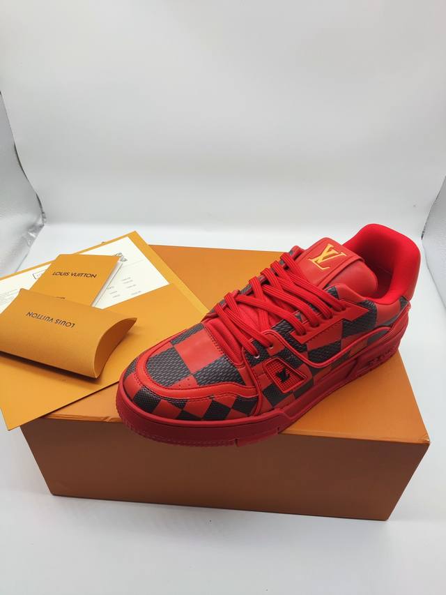 lv-Trainer路易-威登 Pk市场一切版本 情侣款 走秀新款 篮球板鞋 代购品质 原版1：1开发复刻！！上脚非常舒适 做工精细 鞋面由意大利进口小牛皮拼接