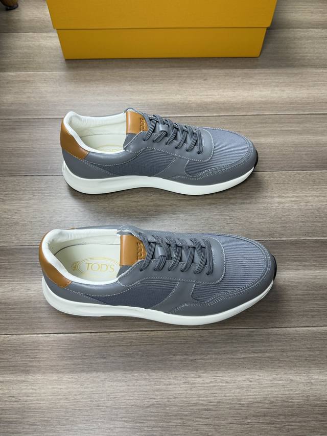 tod'S 托德斯 -高端品质 原单 -鞋面：纳帕小牛皮、品牌帆布布匹、鞋舌空压品牌logo -内里：水染牛皮 -大底：超轻tpu发泡 橡胶；双色成型大底 -超