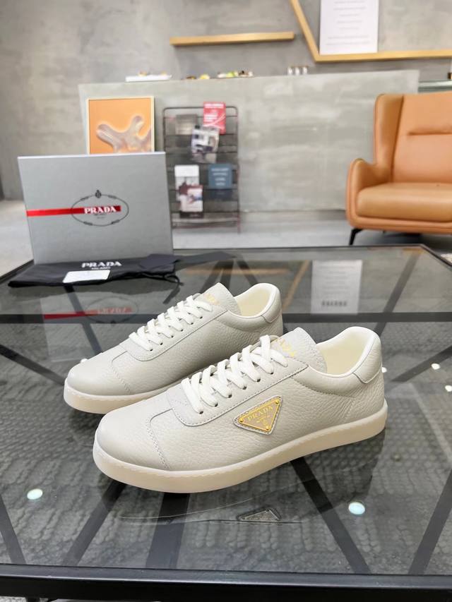 元 38-45 Prada 普拉达新款男士真皮运动鞋，市面最高版本 、欢迎任意对比！原版皮料质感极佳，超上档次！意大利进口胎羊网内里，可拆式垫！奢华用料、精细做