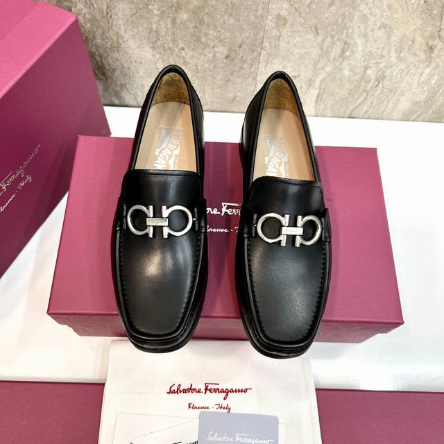 原单品质 品牌：Ferragamo 菲拉格慕 标准码：男码39–44 38.45可以定做 等级：官网同款 高品质男鞋 材料：定制头层小牛皮 搭配水染牛皮内里 牛
