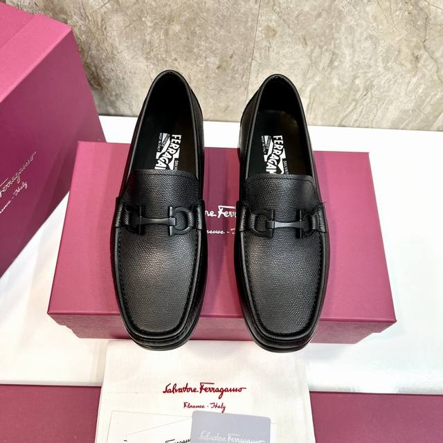原单品质 品牌：Ferragamo 菲拉格慕 标准码：男码39–44 38.45可以定做 等级：官网同款 高品质男鞋 材料：定制头层小牛皮 搭配水染牛皮内里 牛