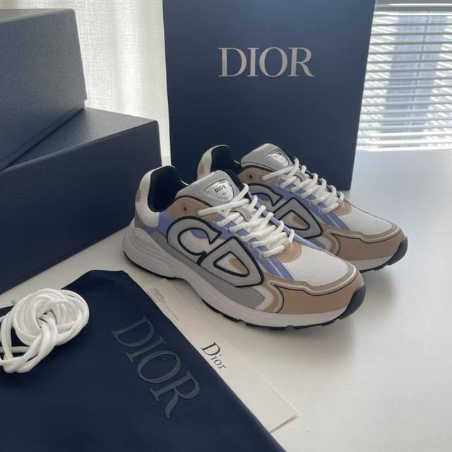 dio* 迪奥 ：高版本 。官网同步发售。情侣款。本季全新推出ｄ家b30 低帮运动鞋。鞋面采用牛皮拼接鞋面搭配网眼织，饰以反光cd30图行标志 原版网布内里 凸