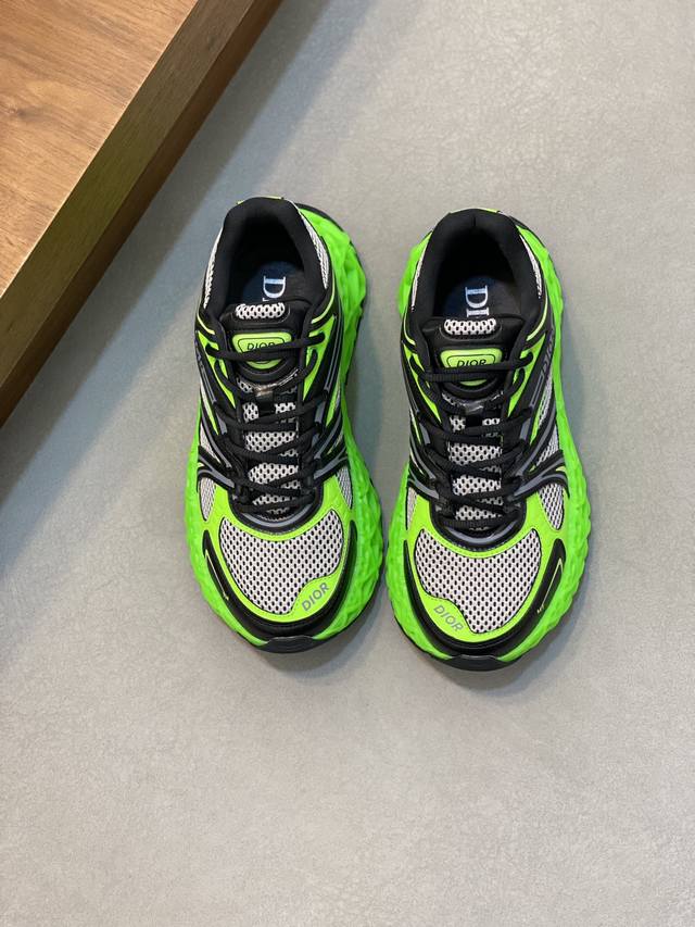迪奥 Dior B35 Nxt 2025Ss新款运动鞋抢先官网出货 Dior品牌又一新系列运动鞋款迎来了率先曝光。品牌鞋履设计师 Thibo 设计的b35 Nx