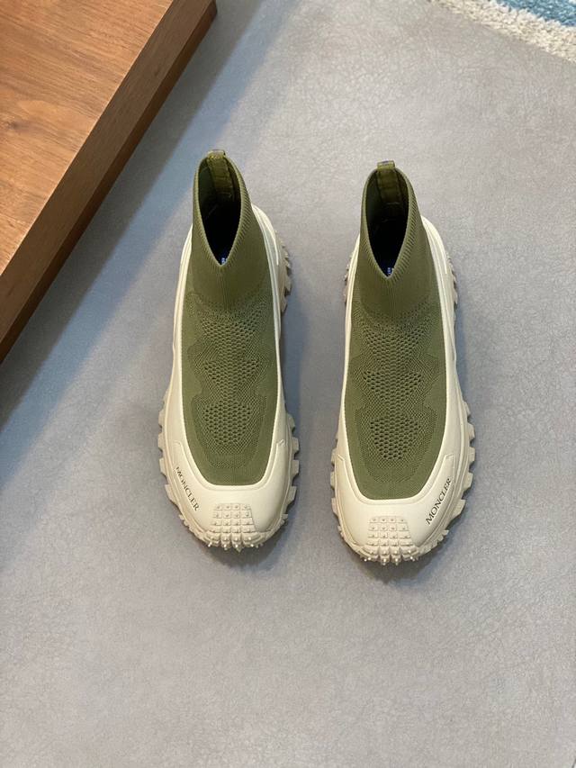moncler 蒙口情侣袜子休闲鞋，具有舒适防滑性能，采用科技面料制成。兼备创新、功能性与图形细节于一体，从高山氛围汲取灵感，诠释潮流时尚。蜂窝网布，氯丁橡胶
