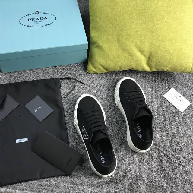 低帮 ，高帮 Prada』普拉达早春春夏走秀款帆布鞋专柜橱窗款哦，必须入手 ！简约大气又不失时尚的一款百搭单品！独家完美复刻prada丝印logo元素～进口特殊