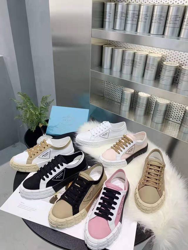 低帮 ，高帮 Prada』普拉达早春春夏走秀款帆布鞋专柜橱窗款哦，必须入手 ！简约大气又不失时尚的一款百搭单品！独家完美复刻prada丝印logo元素～进口特殊