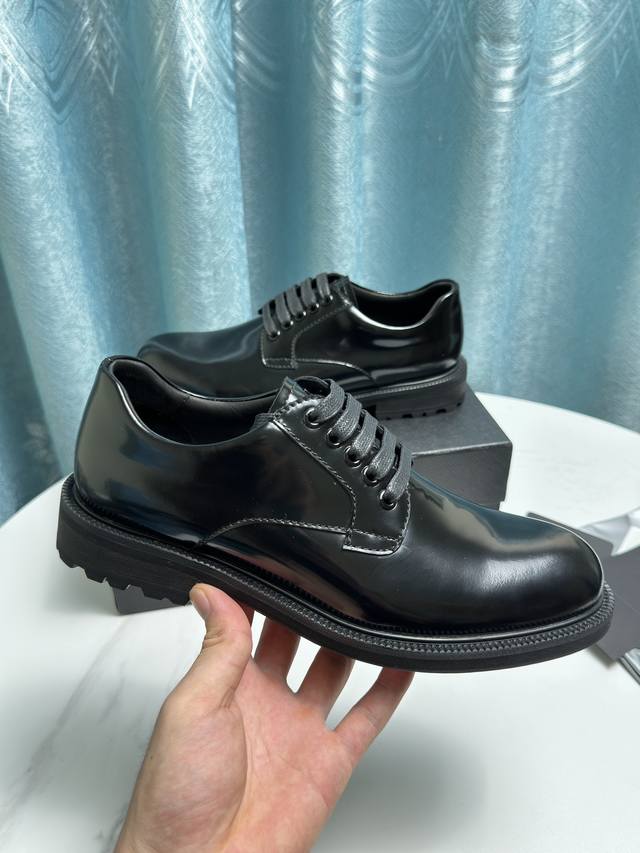 出厂价： Prada 普拉达 原版正装皮鞋 材料：鞋面原版进口牛皮， 牛皮内里， 原版大底。 码数：38-44码