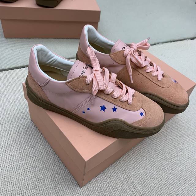 Acne Studios 市面最高版欢迎对比，德训鞋；运动鞋 德训运动鞋风格，简约素面系列，绑带低帮设计，烫印星星图案点缀，后帮高频波钢印logo徽标 原版进口