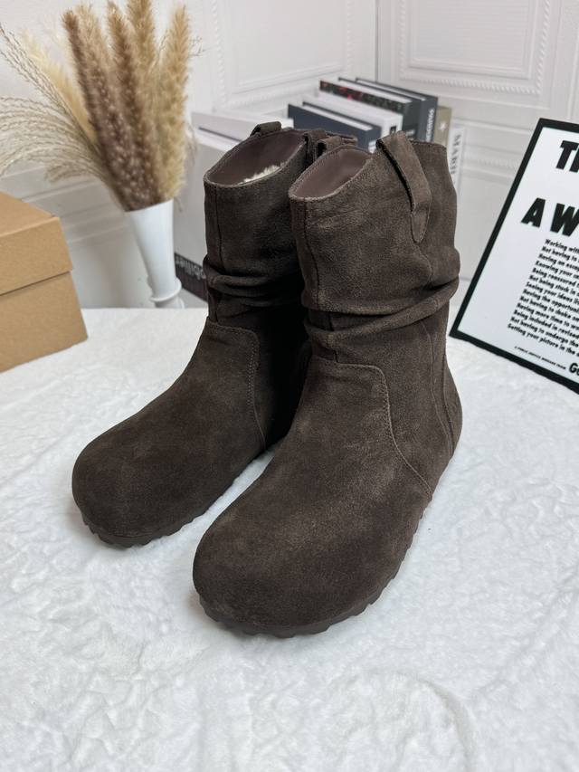 出厂价： 2024 Ugg 超级爆款韩里韩气褶皱卷毛薄底靴勃肯马丁风设计轻松驾驭四季变换利落线条勾勒出别致廓形双层皮毛一体鞋面舒适柔软，挥洒自信时髦温柔配送蕴藏