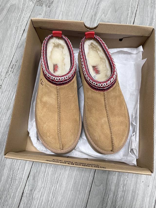 Ugg 2553厚底松糕民族风格我们家纯原货、此款构思于中国民族传统服饰文化绚丽多彩，工艺精湛，款式别致，风格独特，充分的展现着本民族的风采，成为时下国际最流行