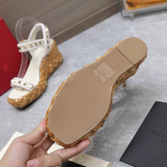 顶级代购版本 2024 Valentino 华伦天奴 Vt 最新金属logo 拉菲草刺绣编织工艺 坡跟凉鞋！原版购入1:1顶级复刻！精致的楦型设计，侧身弧线完美