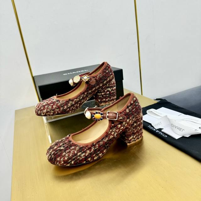 代购级别 Ch香奶奶24A高级手工坊系列金币玛丽珍鞋芭蕾舞鞋 金币复古 Vintage设计～，干练又慵懒随性 妥妥的甜酷风！金属徽章元素显得十分精致，真的是被每