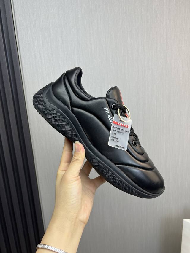 出厂价： Prada普拉达 秋冬爆款热卖 面料：原版牛皮. 内里：牛皮内里， 原厂原版底， 码数：38-45 45.定做不退换