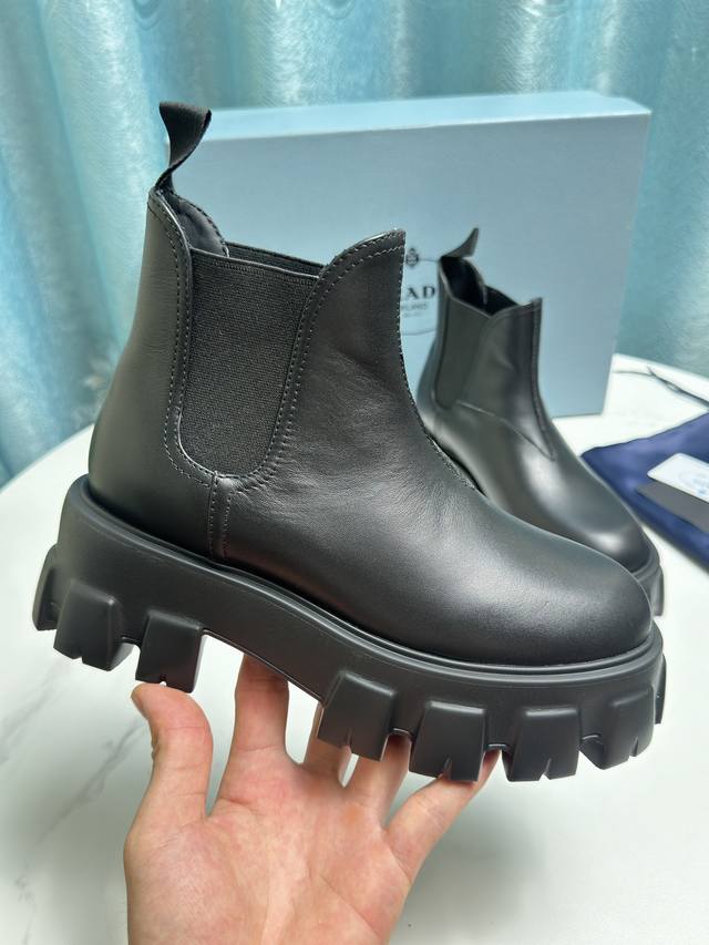 出厂价: 普拉达短靴，男女同款 面料：进口牛皮 内里：进口小牛里 大底：抽真空吸模大底 码数：35-45码