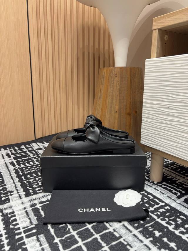24Fw新款chane*小香一字结玛丽珍单鞋 精致 复古 百搭 舒适 集合一体，真心推荐！玛丽珍骨子里的贵气甜美鞋型 贵气中带点可爱。上脚非常俏皮 而且很显女人