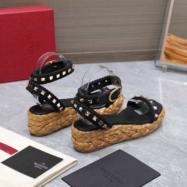 顶级代购版本 2024 Valentino 华伦天奴 Vt 最新金属logo 拉菲草刺绣编织工艺 坡跟凉鞋！原版购入1:1顶级复刻！精致的楦型设计，侧身弧线完美