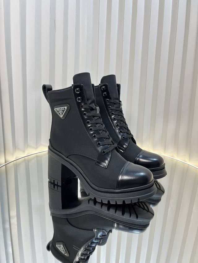 顶级品质prada Fw New Arrival～P家 高跟水台短靴。设计感十足，高端大气的外观，上脚相当惊艳。鞋面进口小牛皮+进口真丝防水布。黑色水染牛皮里，