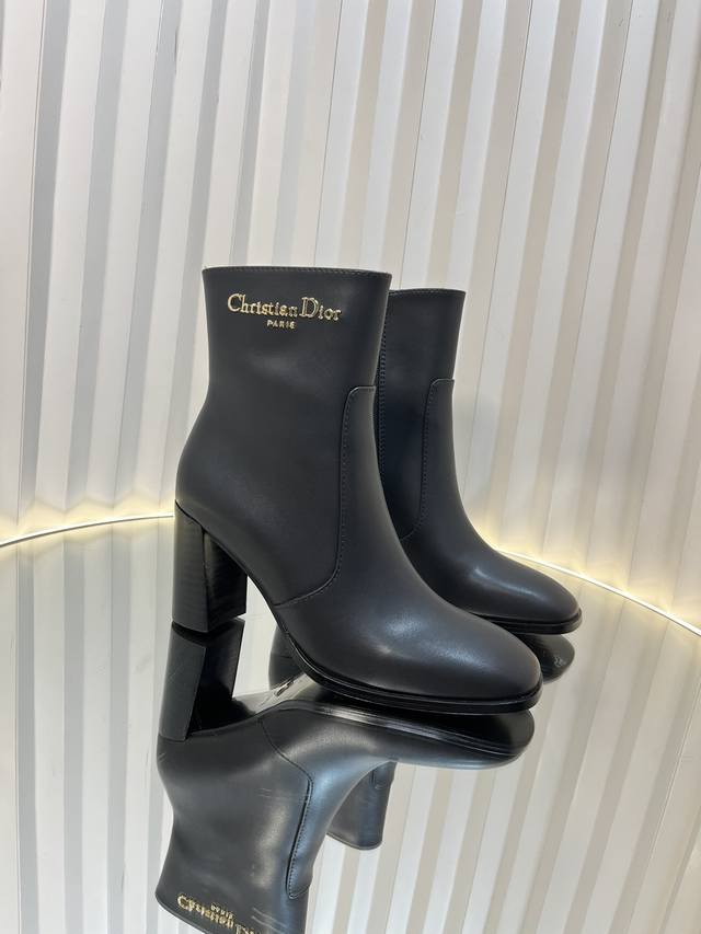 dior 迪奥2024秋冬新款d-Town系列朋克风粗跟女靴 明星同款cd字母logo五金扣机车马丁靴 高跟方头侧拉链骑士短靴 材质：鞋面进口全粒面小牛皮+水染