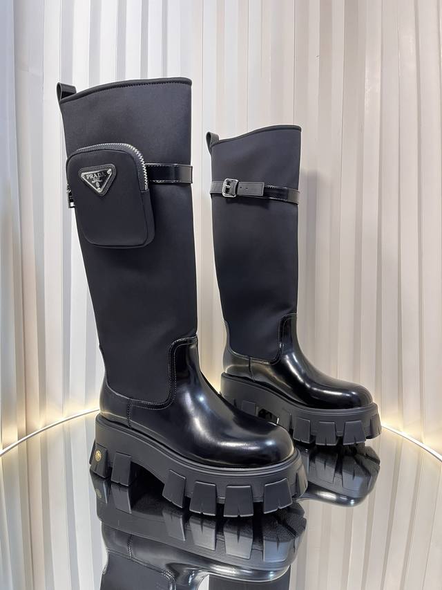 prada Fw24 New Arrival～ P家经典齿轮底｜秋冬款款战术高靴 专柜版本鞋底材质改成发泡的质地，所以非常轻软！ 膝下靴的高度最时髦了，搭配精致