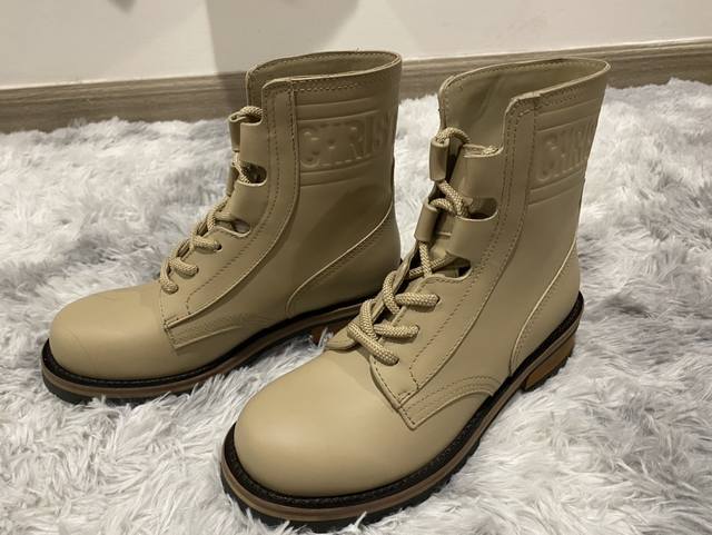 高 ，短240，二零二一早春成衣系列发布秀同款 Dior-Id 迪奥靴子，彰显现代风范。 富有质感的同色调橡胶镶片令鞋带若隐若现，以金色“Dior-Id”标志。