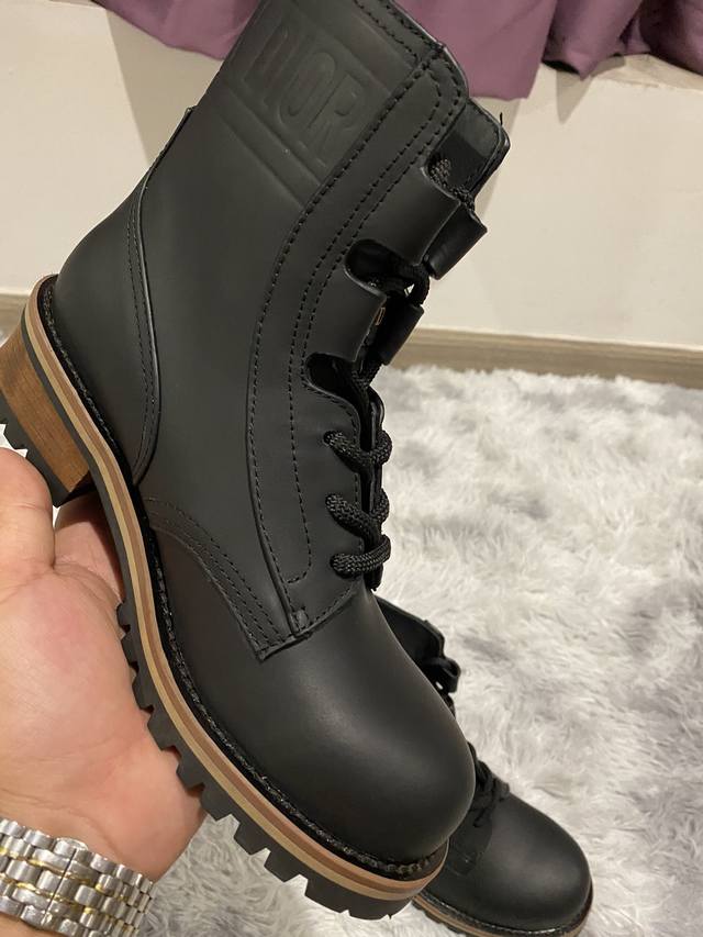 高 ，短240，二零二一早春成衣系列发布秀同款 Dior-Id 迪奥靴子，彰显现代风范。 富有质感的同色调橡胶镶片令鞋带若隐若现，以金色“Dior-Id”标志。