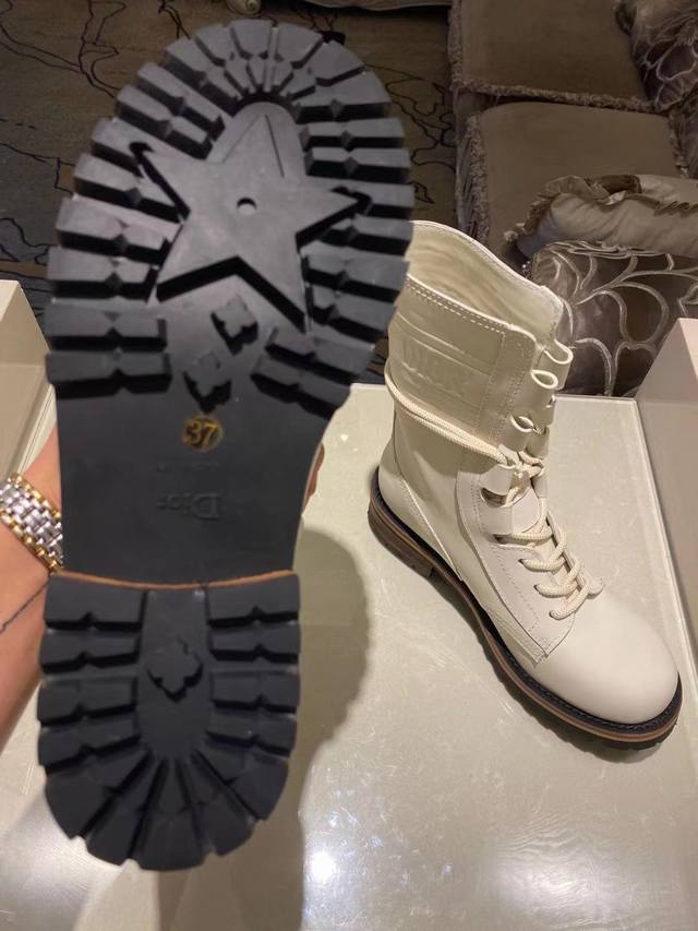 高 ，短240，二零二一早春成衣系列发布秀同款 Dior-Id 迪奥靴子，彰显现代风范。 富有质感的同色调橡胶镶片令鞋带若隐若现，以金色“Dior-Id”标志。