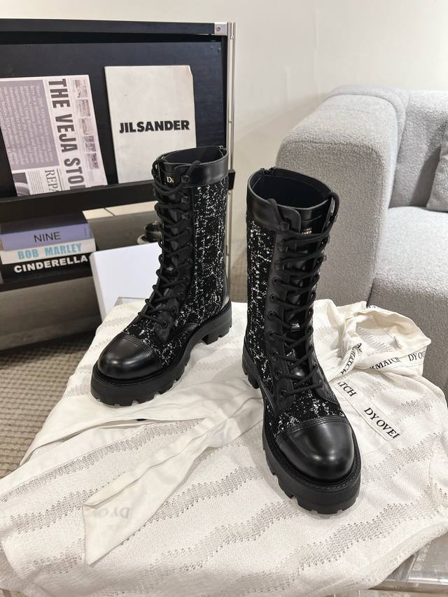出厂价 Dior Fw24 New Arrival～ Dior 经典马丁靴｜2024最新配色 这靴有多受青睐就无需赘述了时髦度极高 穿着搭配 颜值和舒适度兼具，