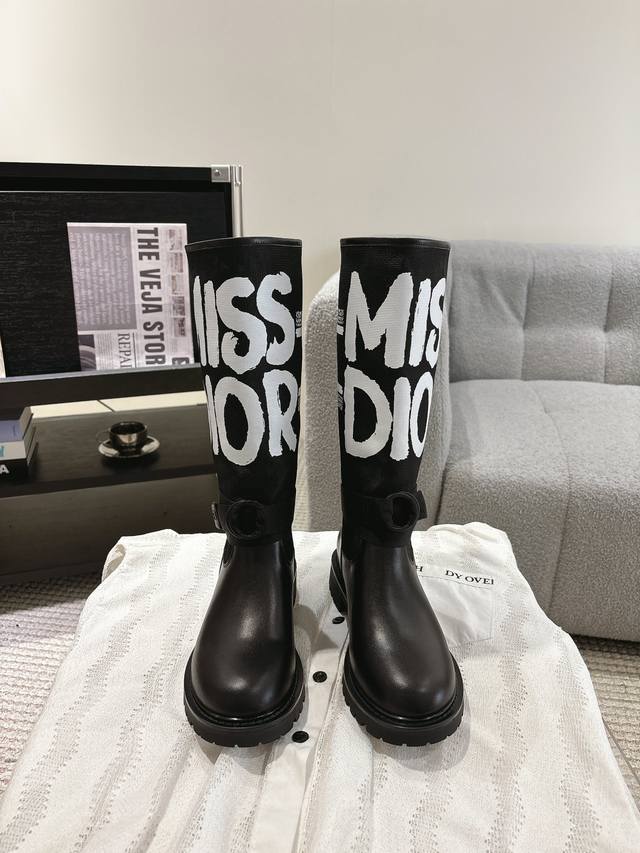 出厂 Miss Dior 迪奥 Cd 2024秋冬长靴 最新色高定海报款d-Major电绣拼色字母logo 圆头中筒涂鸦女靴脚骑士靴 面料：原版刺绣 牛皮 内里