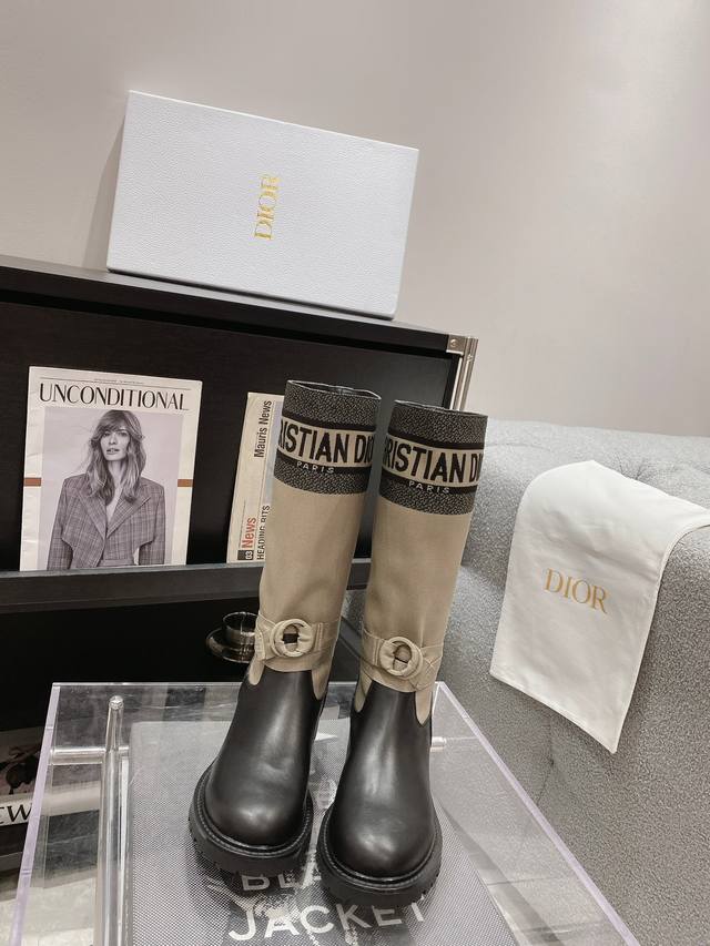 Dior 秀款工装中筒靴 鞋面采用原版牛皮，原版定制靴筒，材质内里垫脚原版进口牛皮原版开模大底，意大利进口原版镶五角星经过多重工序 用无可比拟的精湛工艺制作完成