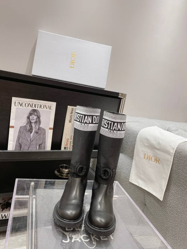 Dior 秀款工装中筒靴 鞋面采用原版牛皮，原版定制靴筒，材质内里垫脚原版进口牛皮原版开模大底，意大利进口原版镶五角星经过多重工序 用无可比拟的精湛工艺制作完成