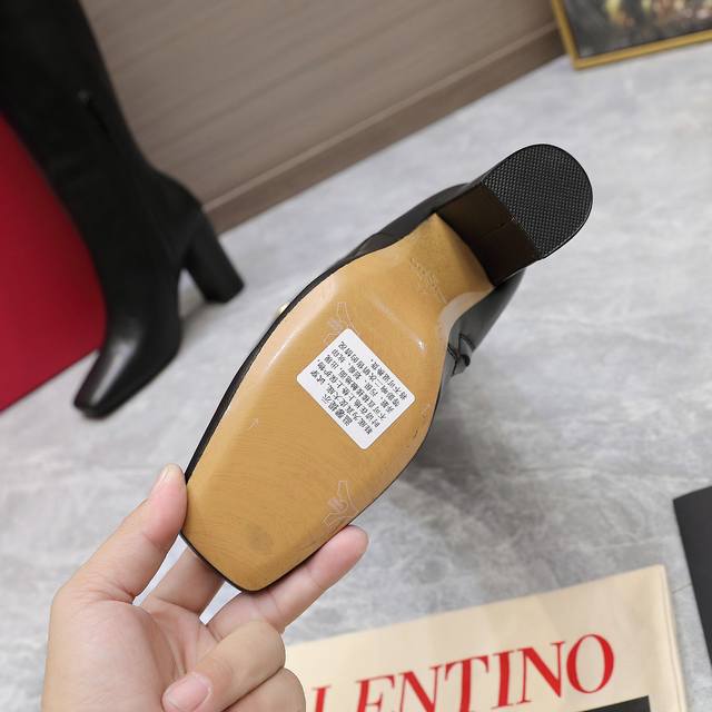 代购级 24Ss 秋冬新款 华伦天奴valentino 方头 V扣骑士靴 华伦天奴专柜最新款 顶级版本 绝对史上最强货 欢迎对比大底采用意大利进口真皮大底 舒适