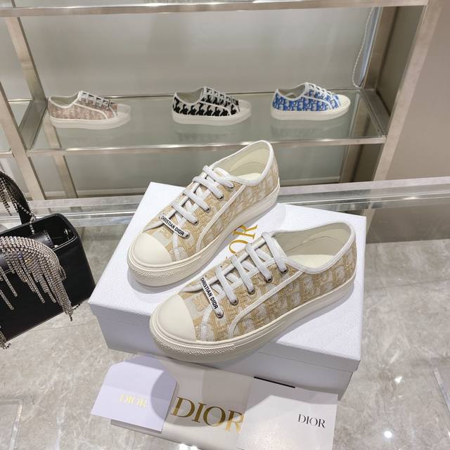 新色 出厂： Size：35-41 41码订做不退换 Dior迪奥新色 刺绣 系列. 图案系带平底休闲鞋