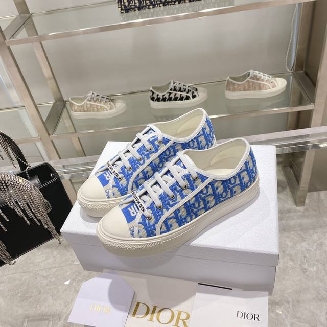 新色 出厂： Size：35-41 41码订做不退换 Dior迪奥新色 刺绣 系列. 图案系带平底休闲鞋