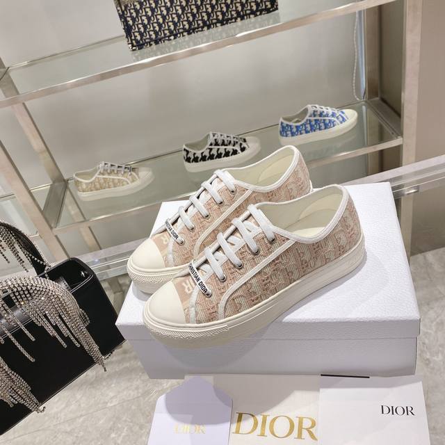 新色 出厂： Size：35-41 41码订做不退换 Dior迪奥新色 刺绣 系列. 图案系带平底休闲鞋