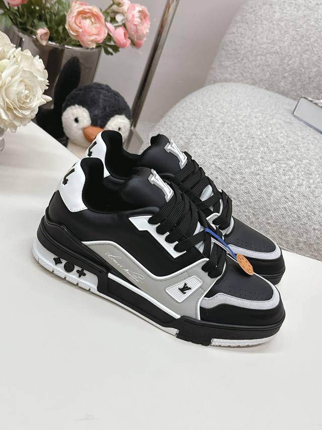 顶级代购版本 Lv Trainer 情侣限定系列休闲运动篮球鞋 颜值担当 上脚帅炸，每个颜色都是巨巨巨好看！潮人必备单品 原版订制压纹粒面小牛皮 非市面超纤皮