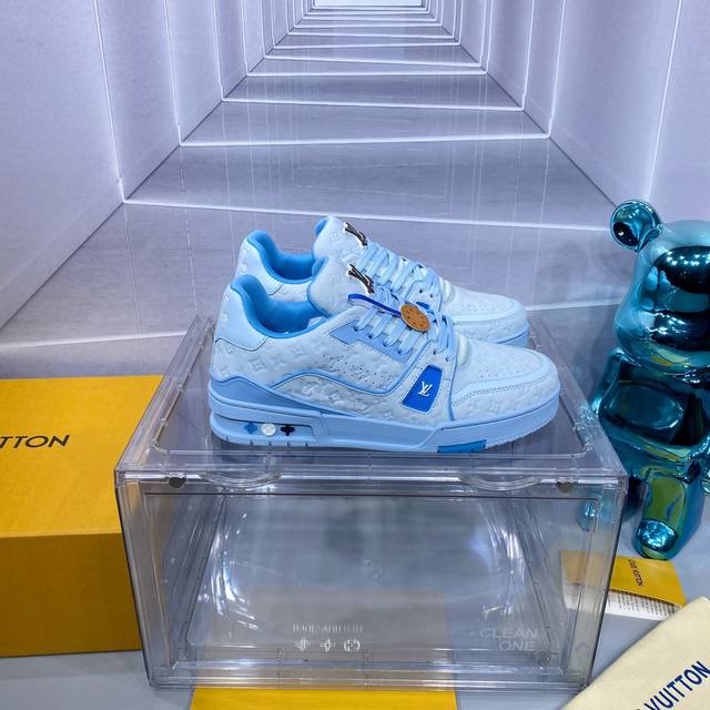 路易威登走秀滑板鞋爆款， Louis Vuitton Trainer无疑是奢侈品牌推出的最成功的sneaker之一，不过探索的脚步并不会停，Louisvuitt