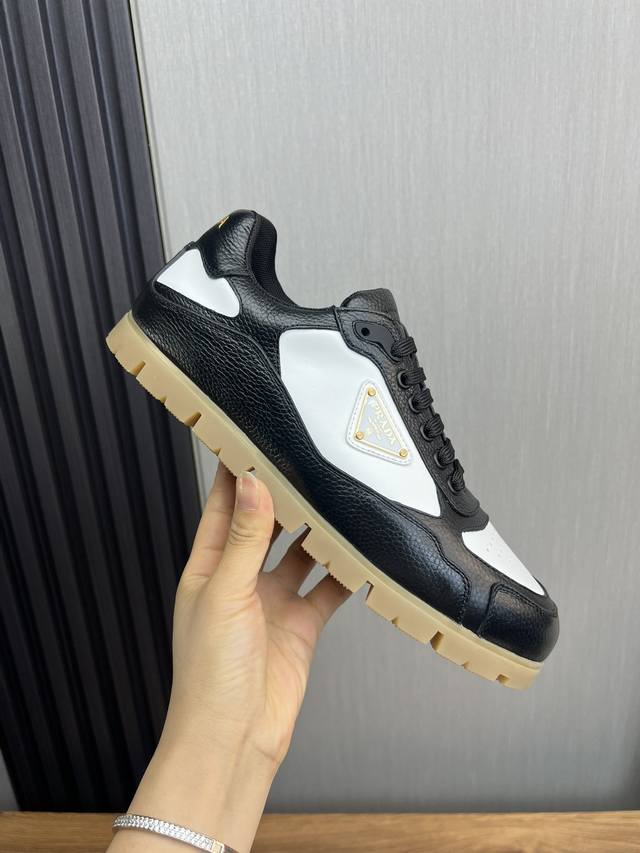 出厂价： Prada 普拉达 鞋面：进口小牛皮 内里：网布内里+牛皮垫脚 大底：超轻tpr橡胶; 成型大底 码数：38-44 45订做