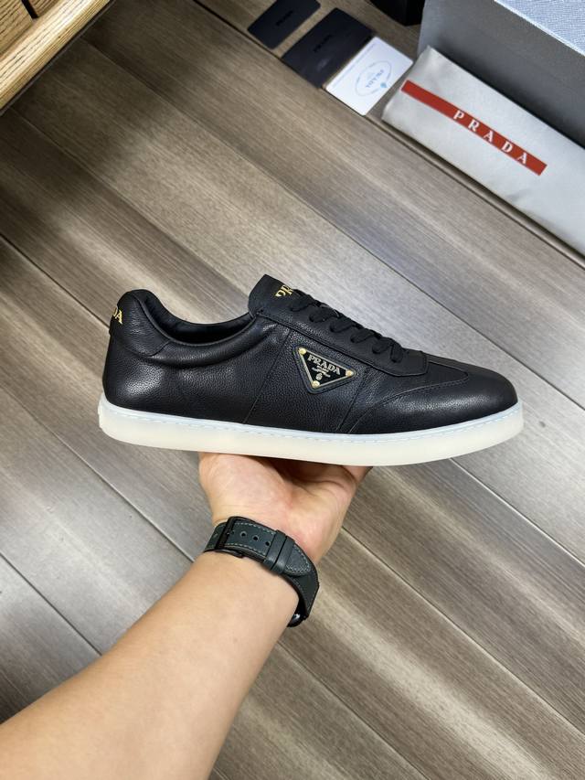 出厂价： Prada 普拉达 鞋面：全粒面纳帕小牛皮+品牌帆布布匹、 内里：水染牛皮 大底：超轻tpr橡胶; 成型大底 码数：38-44 45订做