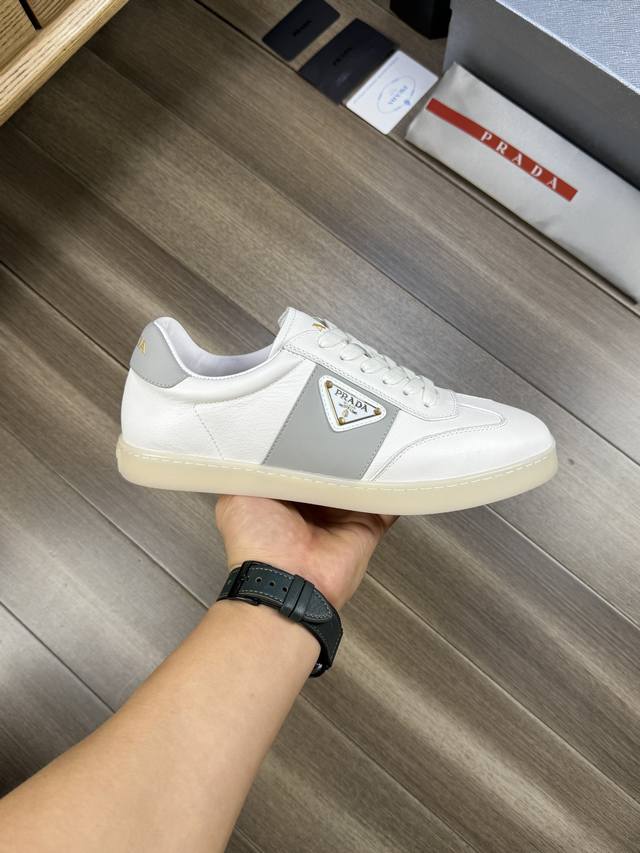 出厂价： Prada 普拉达 鞋面：全粒面纳帕小牛皮+品牌帆布布匹、 内里：水染牛皮 大底：超轻tpr橡胶; 成型大底 码数：38-44 45订做